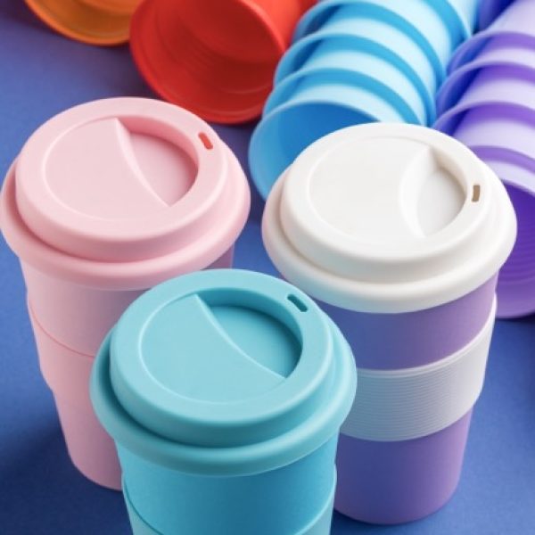 coleccion-de-vasos-reutilizables-de-colores de tamaño mediano