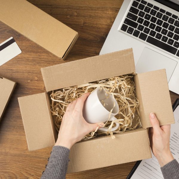 mujer-de-vista-superior-preparando-un-paquete-de-cyber-monday