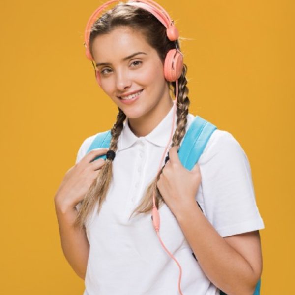 retrato-de-colegiada-sobre-fondo-amarillo de tamaño mediano