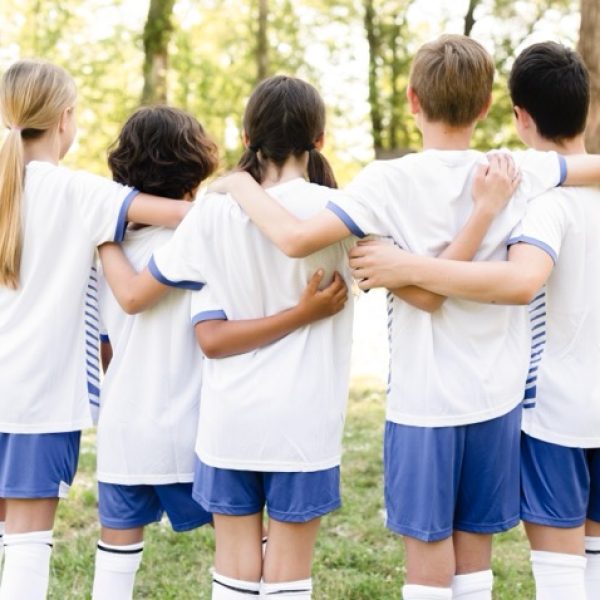 vista-posterior-de-los-ninos-en-ropa-deportiva-abrazados de tamaño mediano